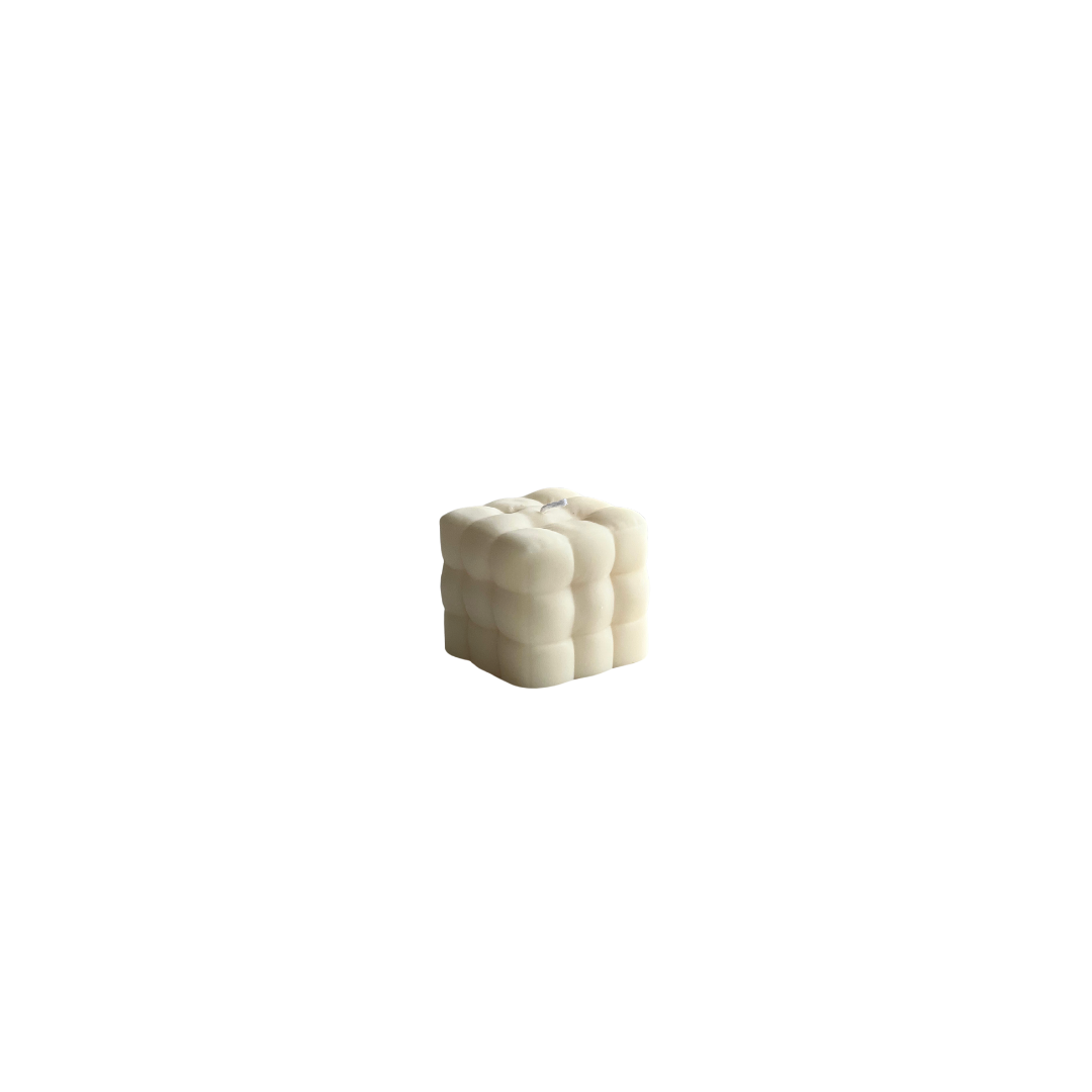 Handgemaakte fluffy candle met een unieke pluizige textuur, perfect als decoratief stuk of sfeervolle kaars voor een warme en stijlvolle sfeer in huis.