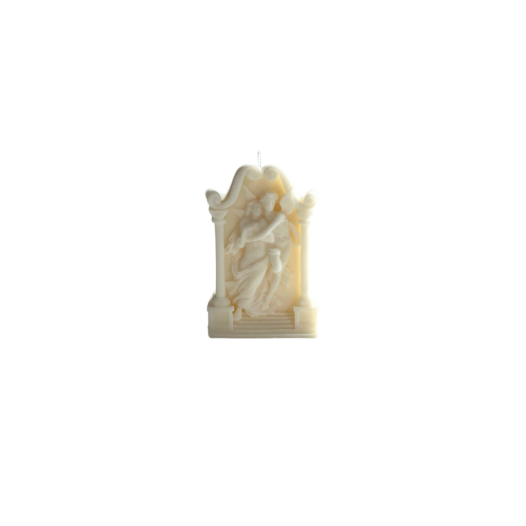 Kaars met een klassieke Griekse mythe, handgemaakt van natuurlijke was, met reliëf en decoratieve pilaren.