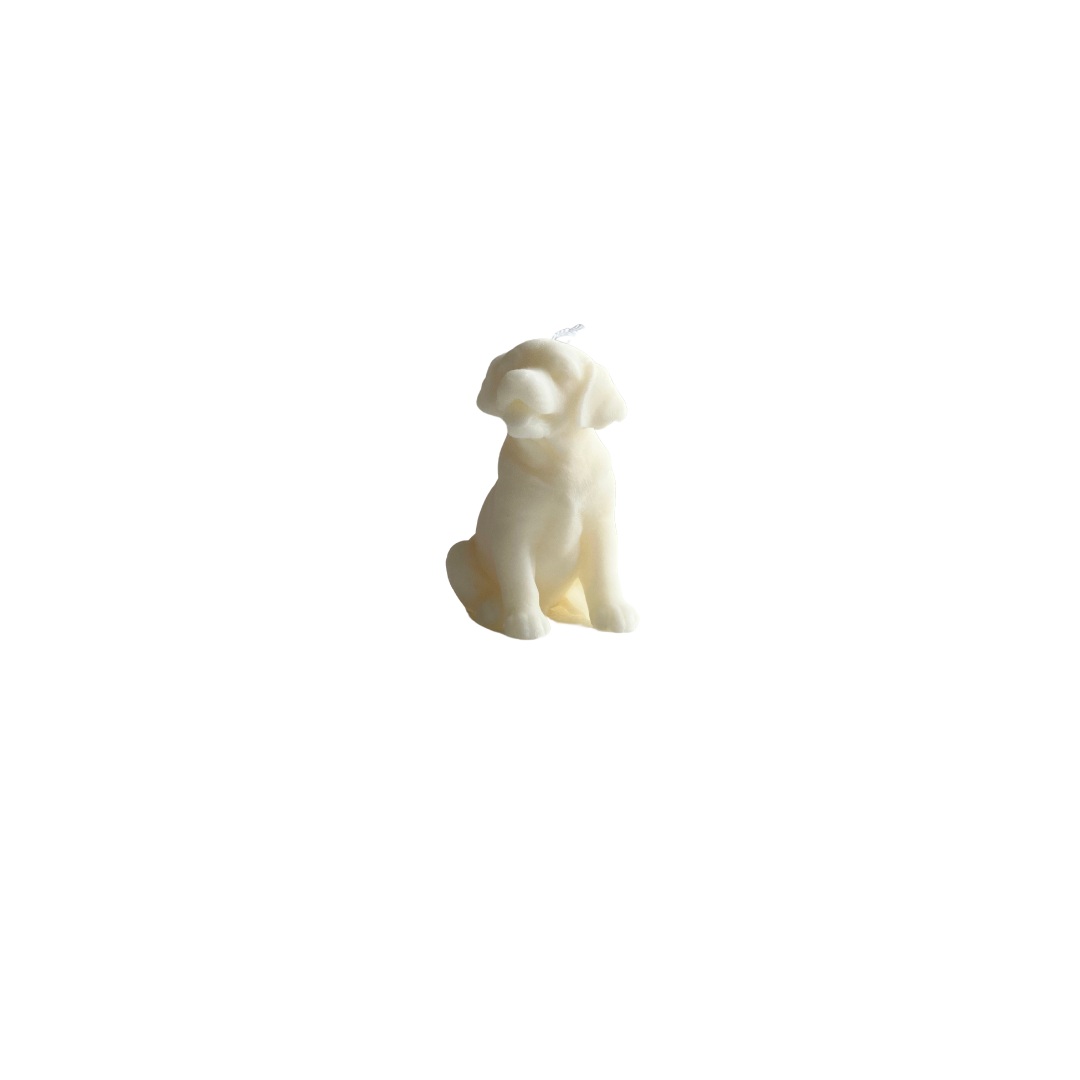 Een handgemaakte Labrador Hond Kaars van Shade Candles, met een gedetailleerd ontwerp van een Labrador, ideaal voor hondenliefhebbers als decoratie of cadeau.