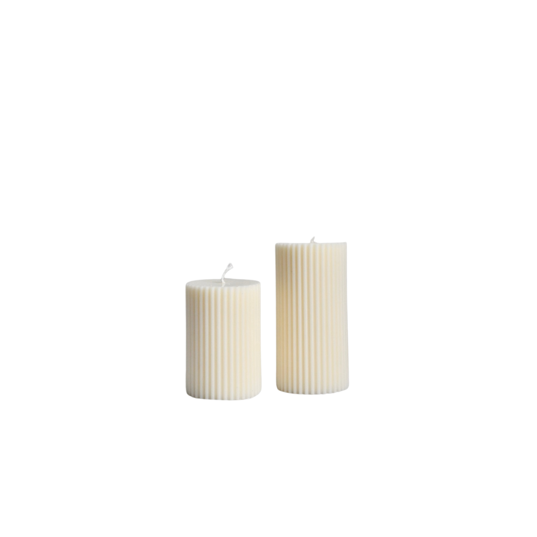 Afbeelding van een set ribbelkaarsen in twee formaten: een grote en een kleine kaars. Handgemaakt van milieuvriendelijke was met een modern ribbelpatroon, ideaal voor decoratie of als sfeervol cadeau.