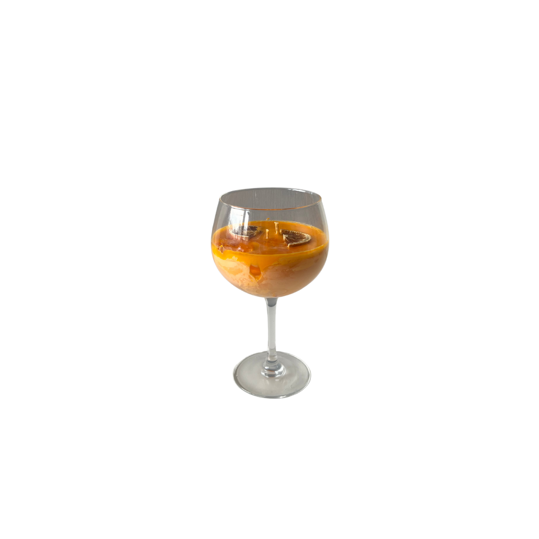 Een handgemaakte Aperol Spritz Kaars van Shade Candles, geïnspireerd door de iconische cocktail, met een frisse geur en een elegante uitstraling, ideaal voor een zomerse sfeer in huis.