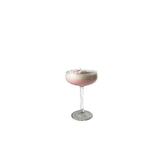 en handgemaakte Cosmopolitan Kaars van Shade Candles, geïnspireerd door de klassieke cocktail, met een verfijnde geur en elegante uitstraling, perfect voor een chique sfeer in huis.