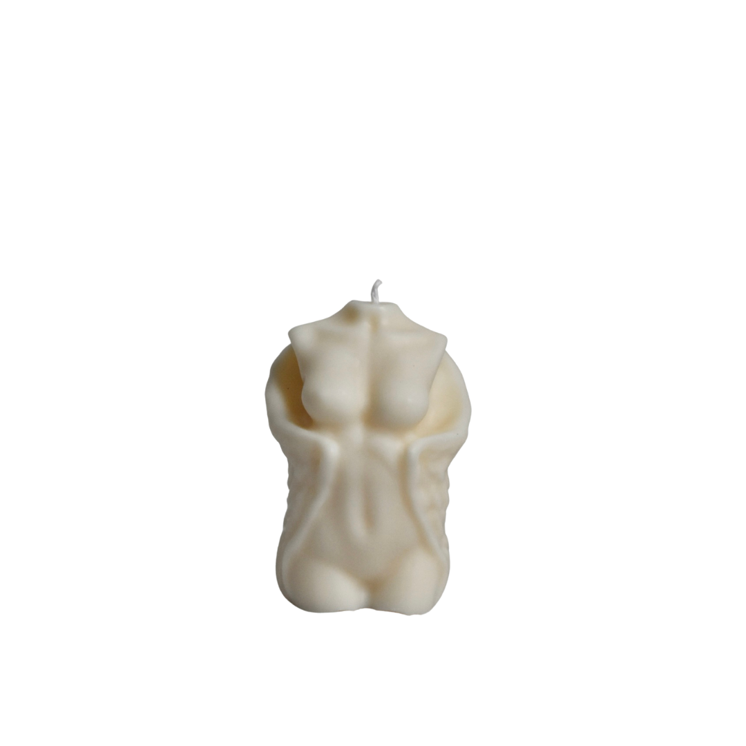 Een handgemaakte Body Engel Kaars van Shade Candles, ontworpen met zachte, engelachtige lijnen, ideaal voor decoratie of als cadeau.