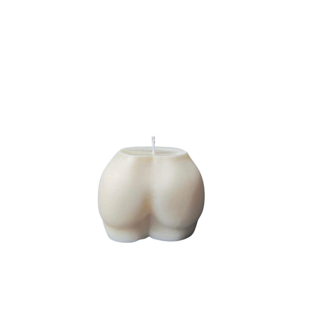 Een handgemaakte Kont Kaars van Shade Candles, met een speels en humoristisch ontwerp, ideaal voor decoratie of als cadeau voor een vriend met een goed gevoel voor humor.