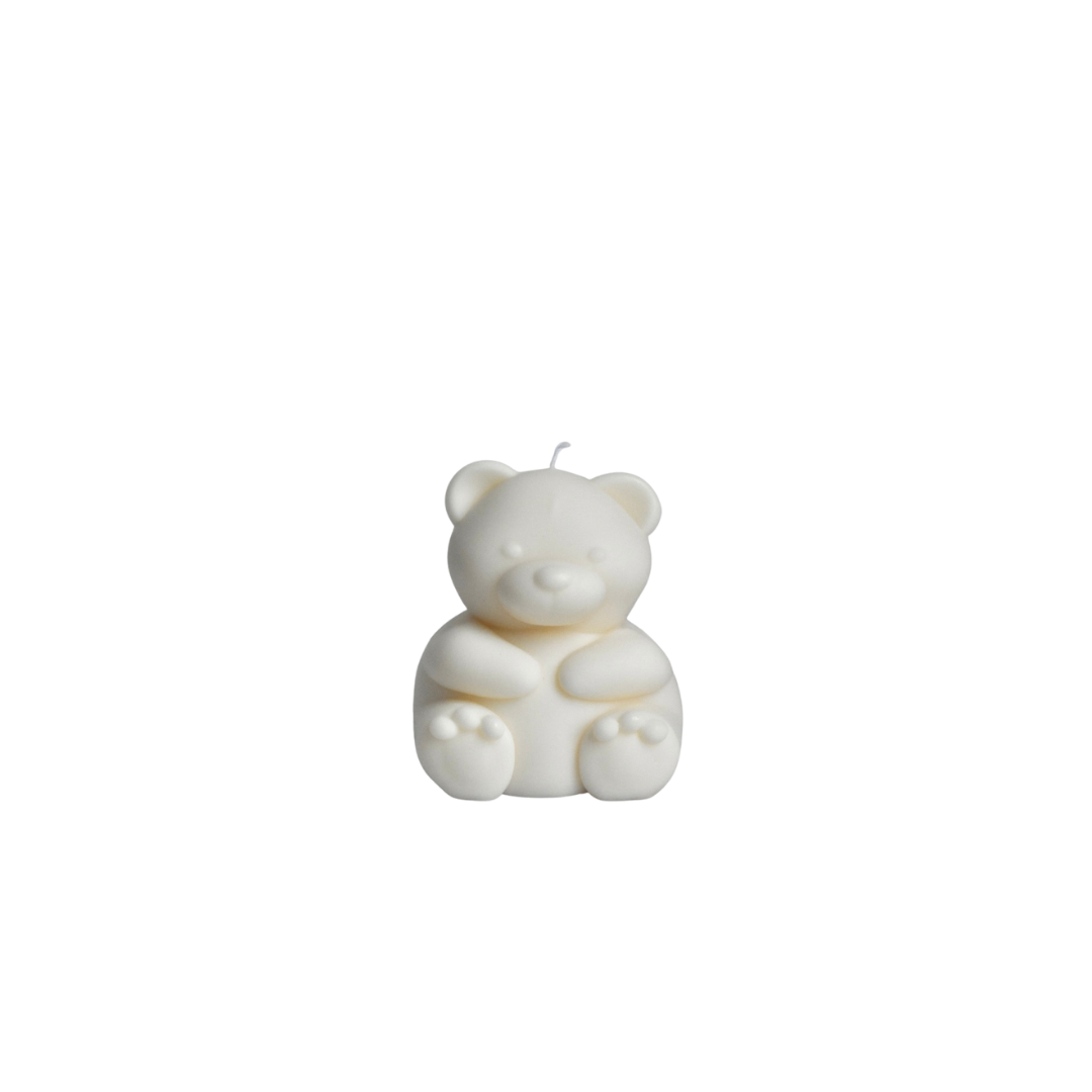 Handgemaakte teddybeer kaars van duurzame koolzaadwas – schattige en milieuvriendelijke decoratie verkrijgbaar bij Shade Candles. Perfect als uniek cadeau of sfeervolle toevoeging aan je interieur. Shop nu op www.shadecandles.nl.