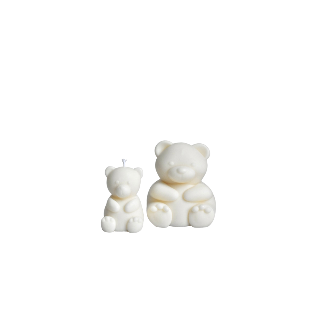 Handgemaakte teddybeer kaars van duurzame koolzaadwas – schattige en milieuvriendelijke decoratie verkrijgbaar bij Shade Candles. Perfect als uniek cadeau of sfeervolle toevoeging aan je interieur. Shop nu op www.shadecandles.nl.